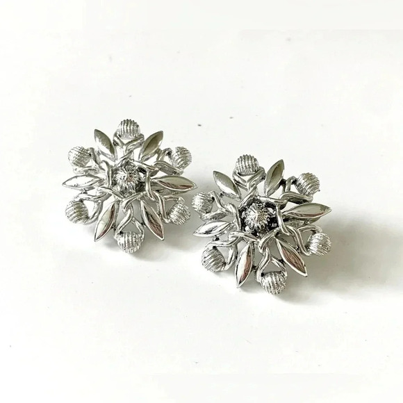 Vintage Silvertone Flower Floral Clip on Earrings. - Picture 2 of 4